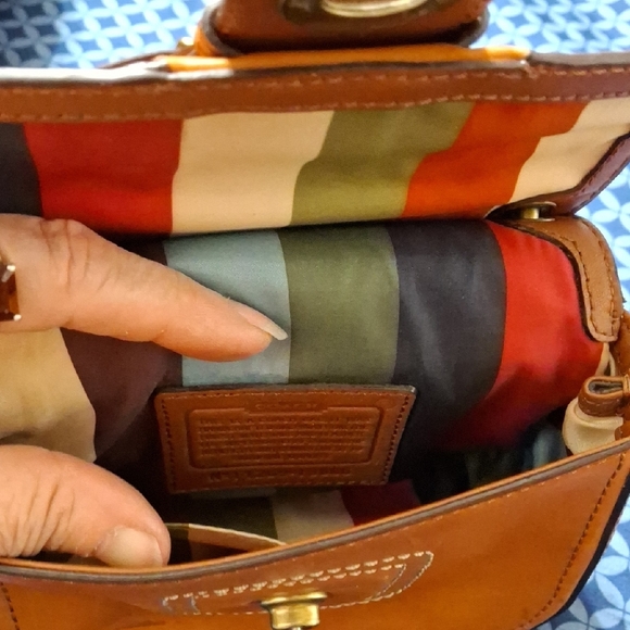 Adorable Coach Tan Leather Crossbody Bag - Picture 5 of 7